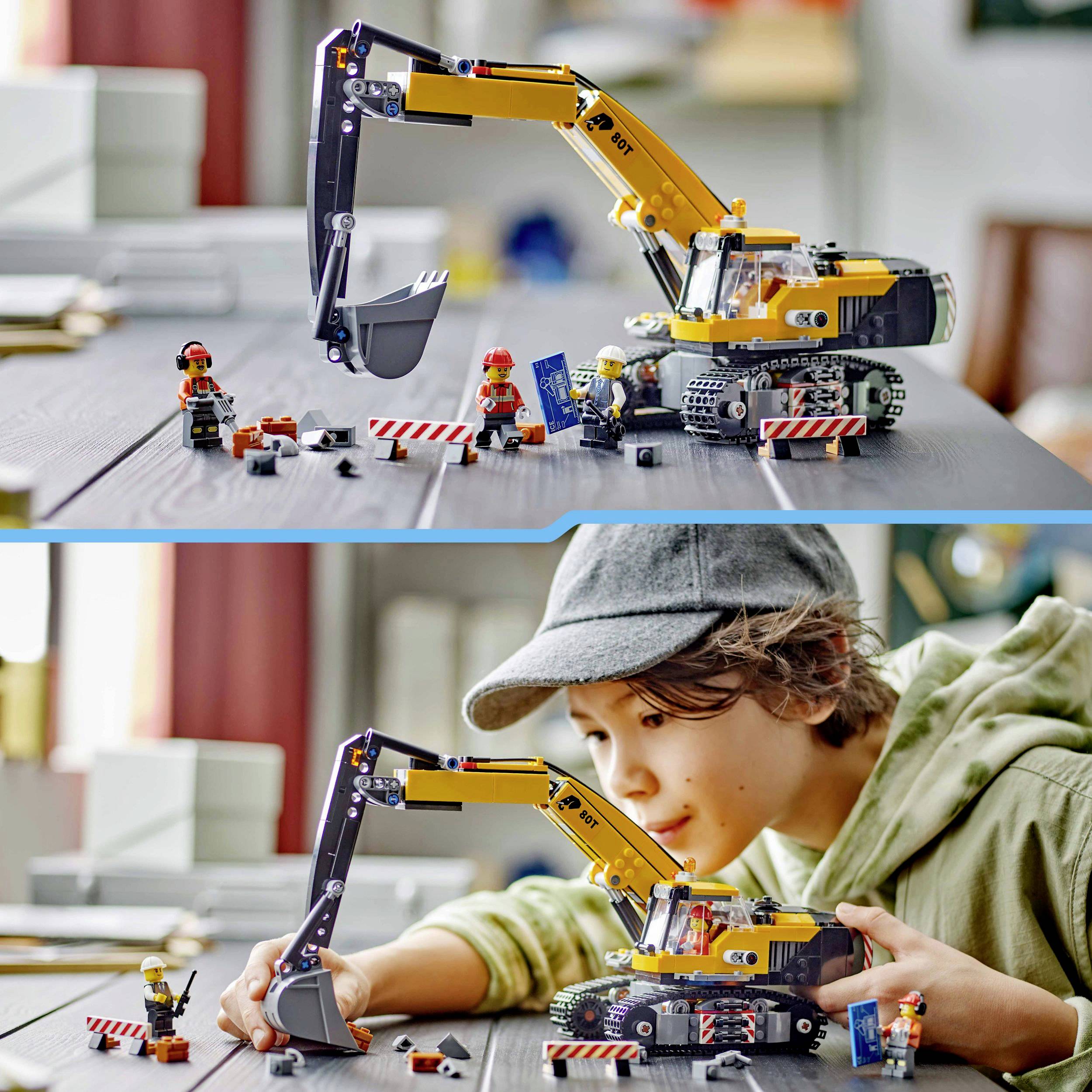 Ein Kind spielt mit einem gelben Spielzeugbagger auf einem Tisch, umgeben von kleinen Figuren und Bausteinen.