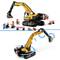 Ein LEGO-Baustellenset mit einem Bagger, zwei Bauarbeiterfiguren, einem Bauzaun und Bauplänen. Bagger zeigt Dreh- und Hebefunktion.