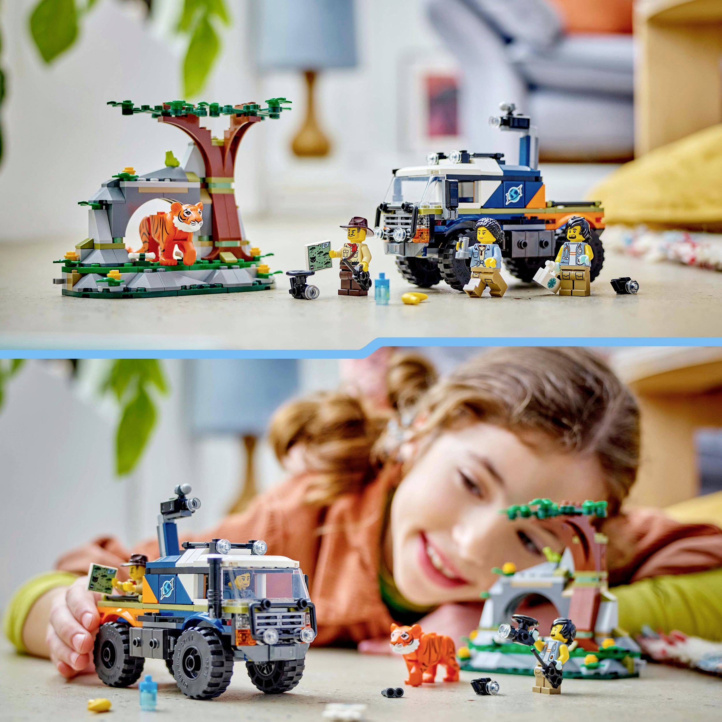 Ein Kind spielt mit einem LEGO-Set mit einem Geländewagen und einer kleinen Savannen-Szene. Ein Spielzeuglöwe ist ebenfalls vorhanden.