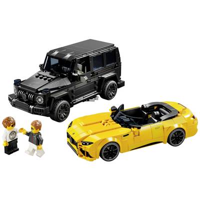 Zwei Lego-Autos: ein schwarzer SUV und ein gelber Sportwagen mit zwei Lego-Figuren, die nebeneinander stehen.