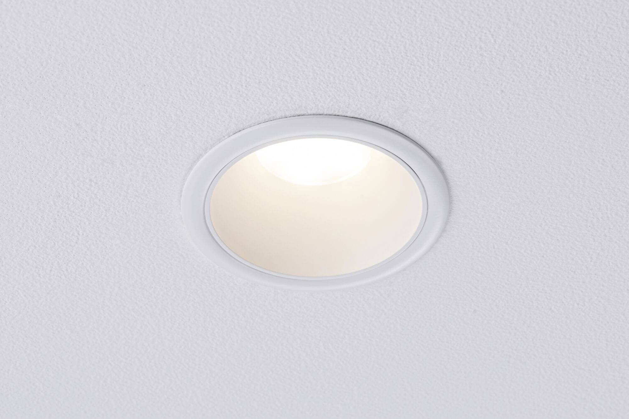 'Runde Deckenleuchte in Weiß, leuchtet hell.' 