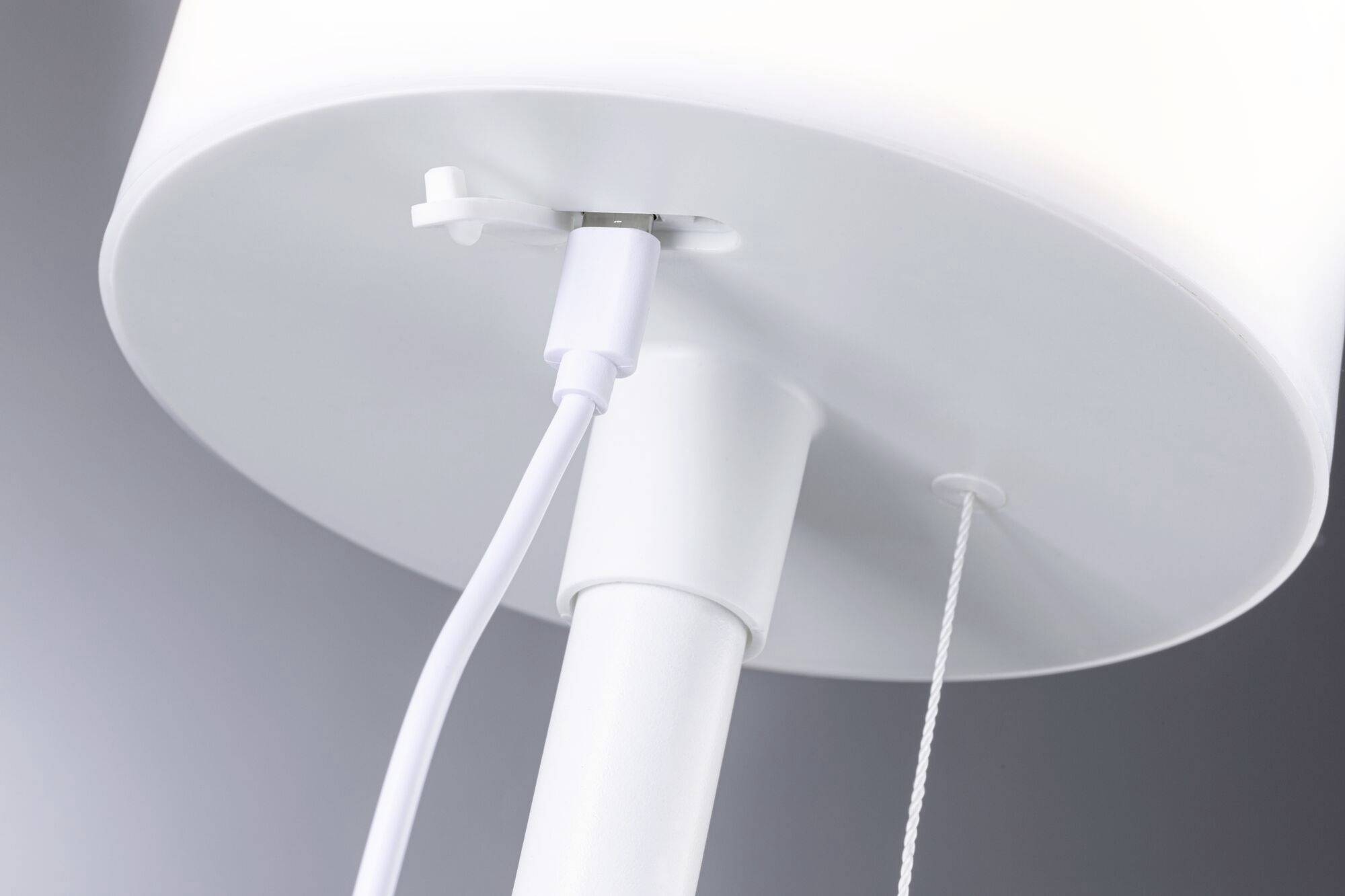 Weiße Schreibtischlampe mit Stromkabel und Zugschalter.