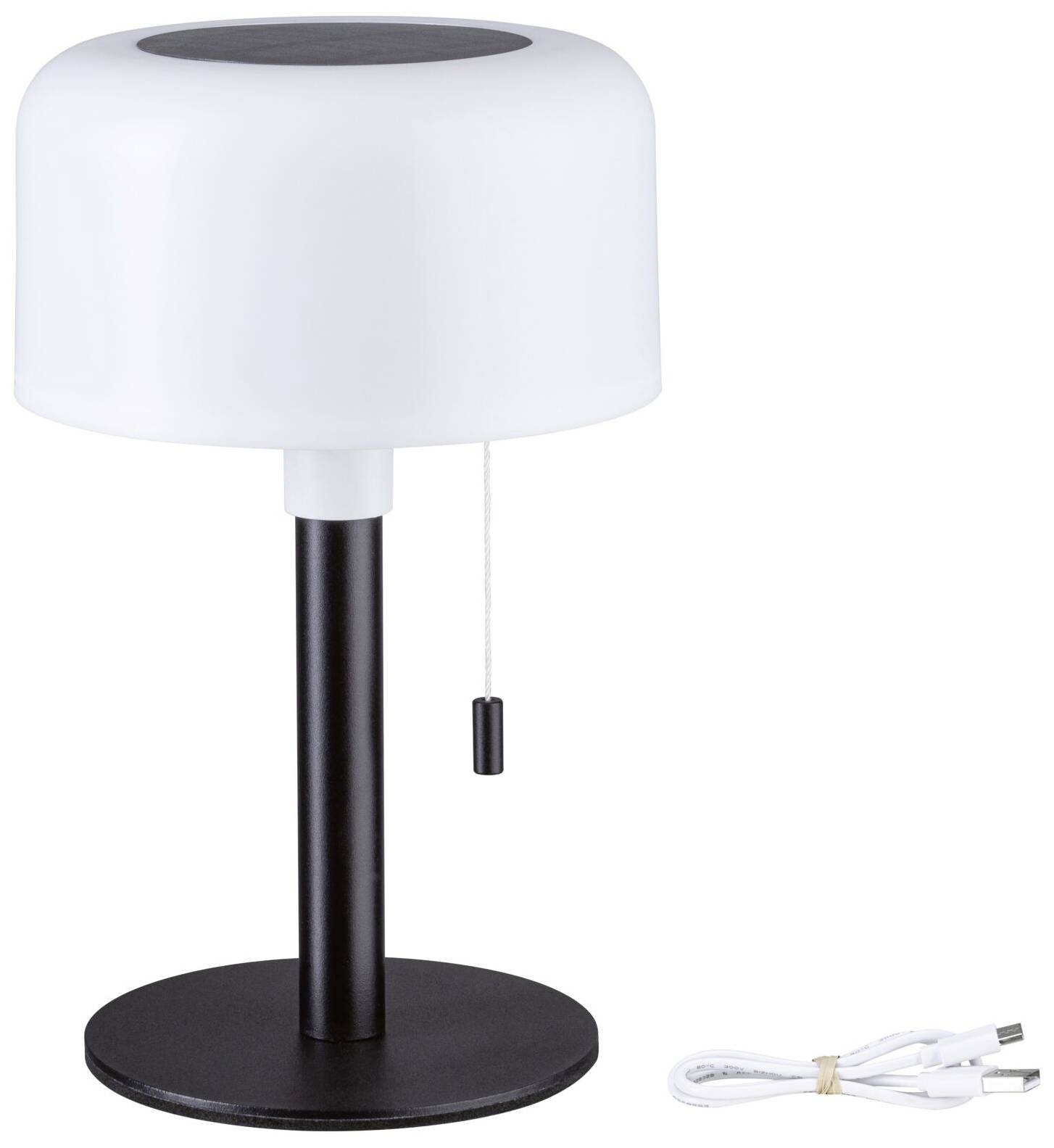 Weiße Tischlampe mit rundem Schirm, schwarzem Standfuß und Zugschalter. Daneben liegt ein weißes USB-Ladekabel.