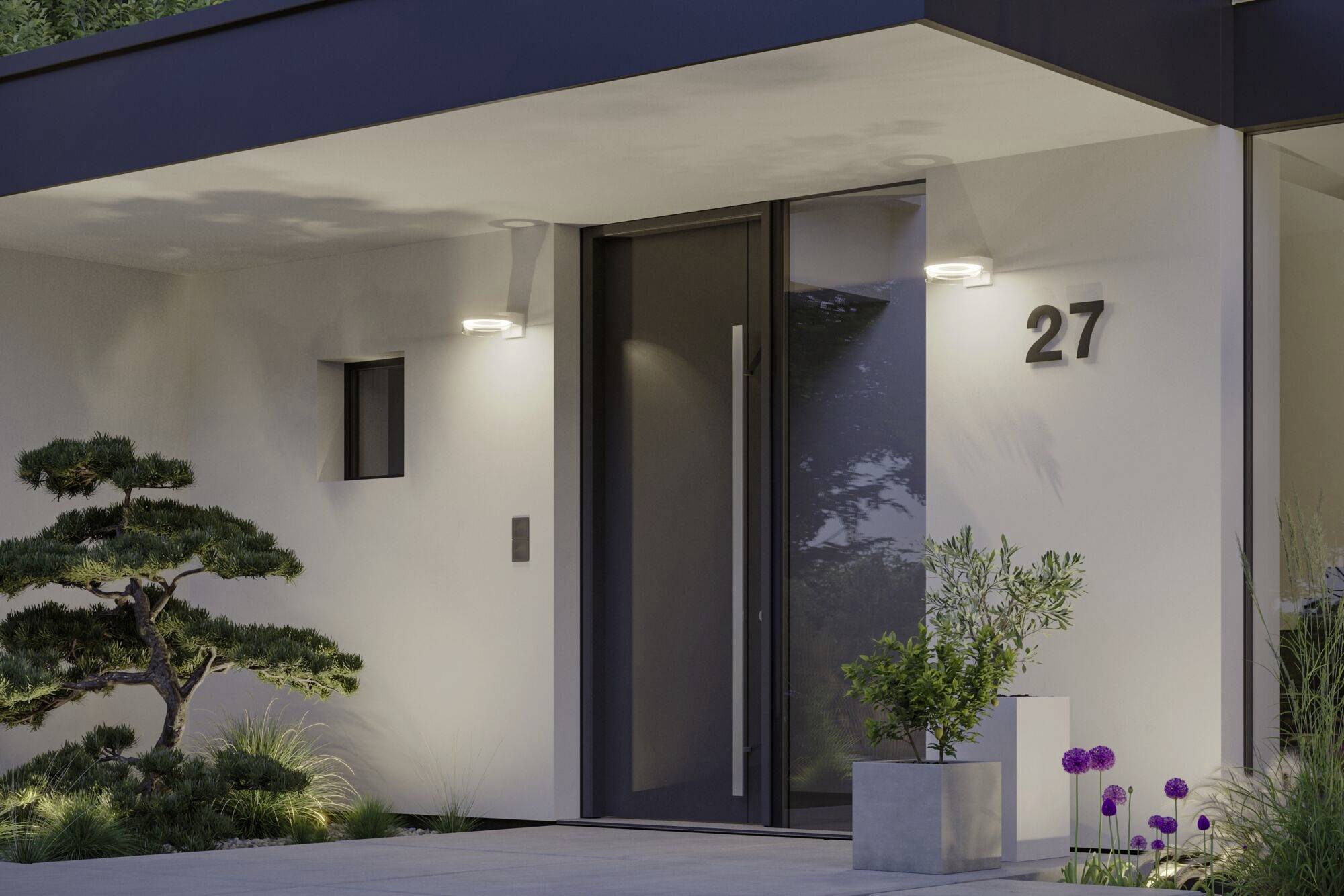 Eingang eines modernen Hauses mit großer Glastür und der Hausnummer 27; umgeben von gepflegten Pflanzen.