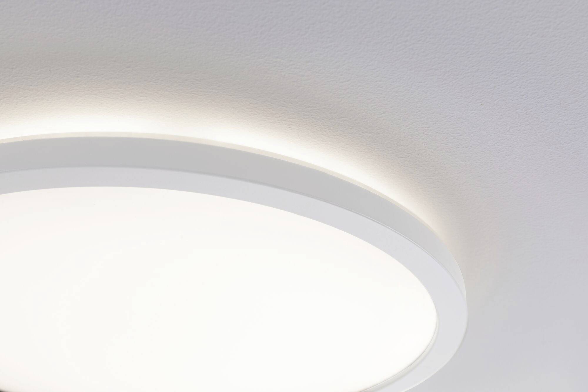Runder, moderner Deckenleuchter mit indirekter Beleuchtung, an einer weißen Decke montiert.