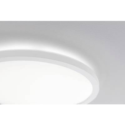 Eine runde, moderne Deckenleuchte, die ein weiches, gleichmäßiges Licht ausstrahlt. Sie ist in einer schlichten weißen Deckenvertiefung montiert.