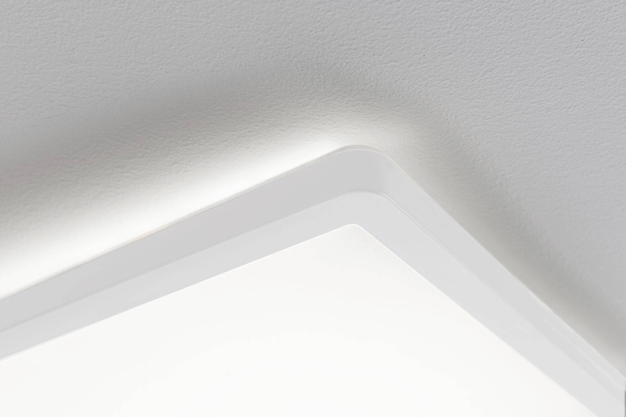 Weiße, eckige Deckenleuchte mit sanftem Licht strahlt an der Decke.