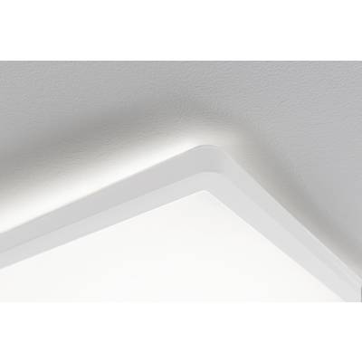 Weiße, eckige Deckenleuchte mit sanftem Licht strahlt an der Decke.