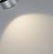 Eine Wandleuchte strahlt weiches, gleichmäßiges Licht auf eine graue Wand.