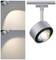 'Moderne silberne Track-Lampe mit verstellbarem Kopf. Zwei Bilder zeigen unterschiedliche Lichtintensitäten auf einer Wand.'