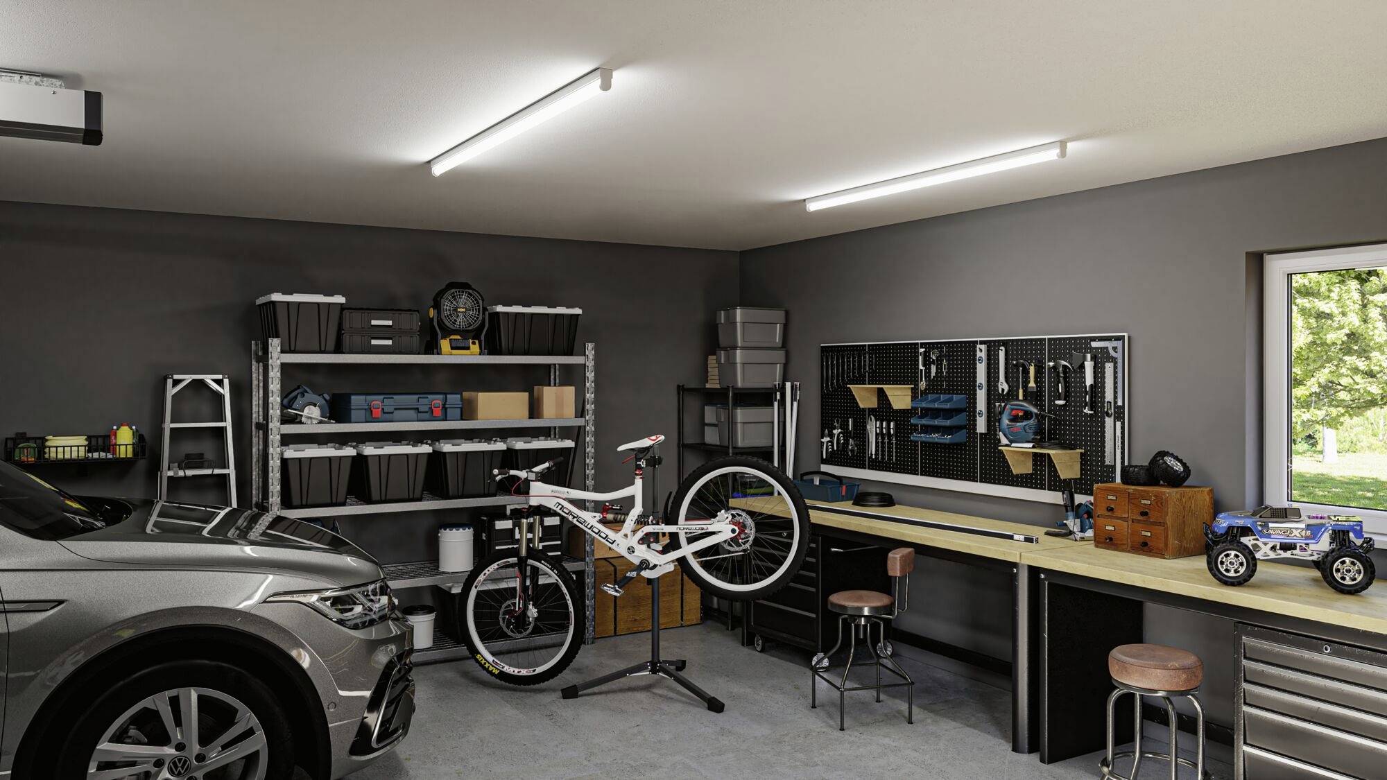 Eine aufgeräumte Garage mit einem Auto, einem Fahrrad auf einem Ständer, Regalen voller Kisten, einem Arbeitstisch und einem Fenster mit Blick nach draußen.