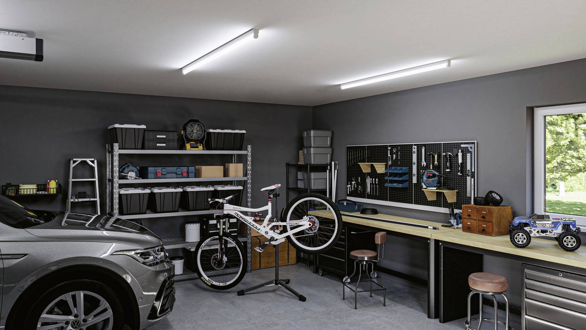 Eine aufgeräumte Garage mit einem Auto, einem Fahrrad auf einem Ständer und Regalen mit Werkzeugen und Kisten.
