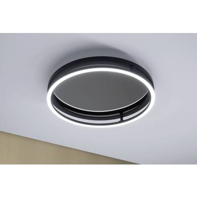 Runde, moderne Deckenleuchte mit LED-Ring, in einem minimalistischen Raum montiert.