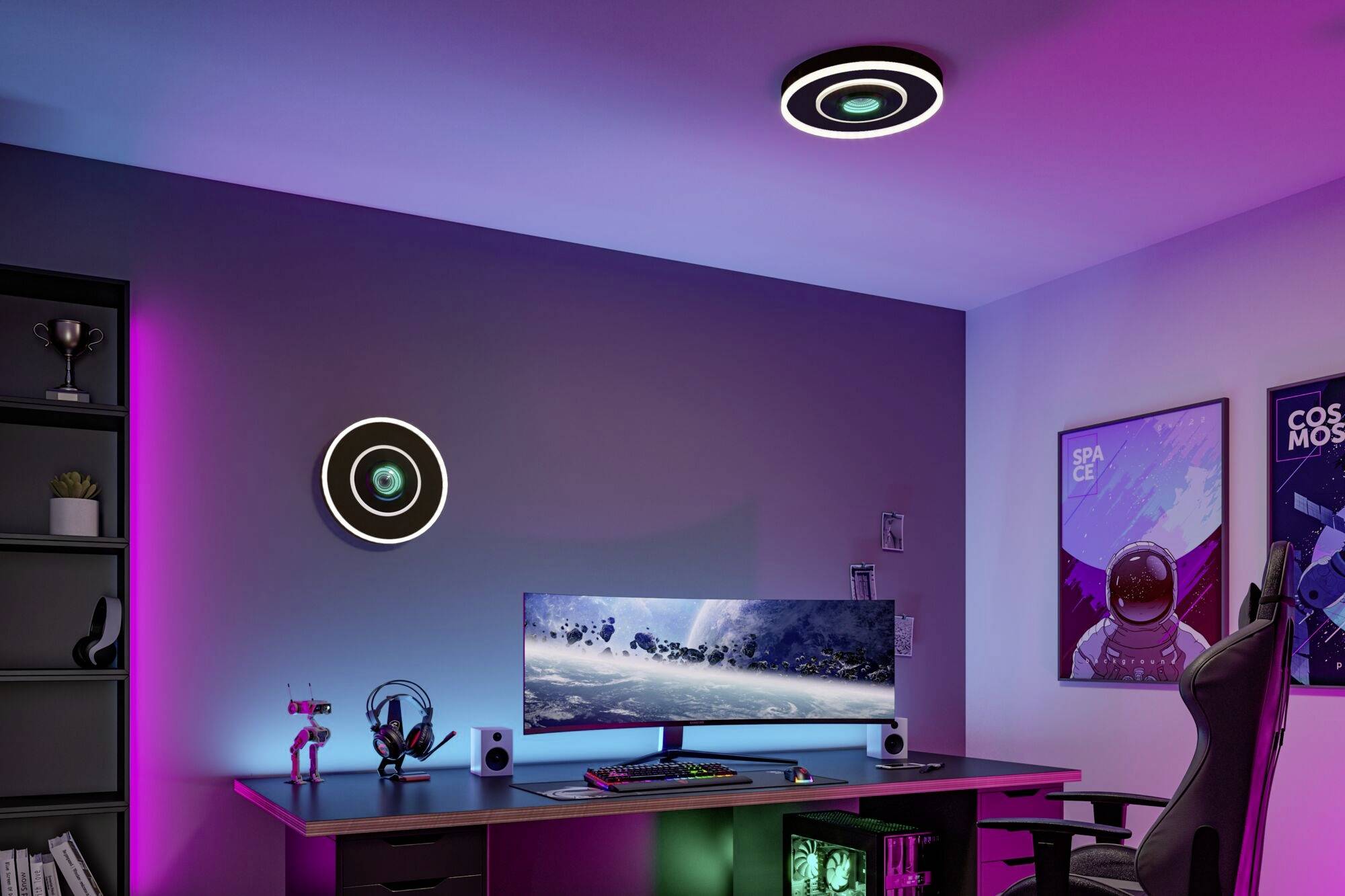 Modernes Gaming-Zimmer mit großem Monitor, LED-Leuchten und Sci-Fi-Postern an der Wand. Gaming-Zubehör auf dem Tisch.