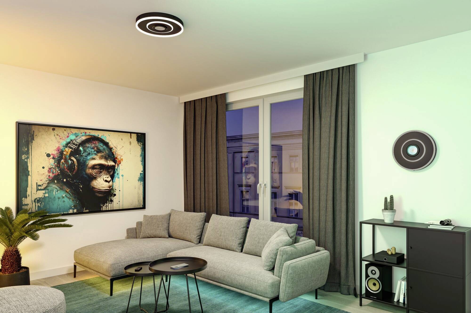 Moderner Wohnbereich mit grauem Sofa, rundem Couchtisch, Affenkunstwerk an der Wand, farbiger Beleuchtung und Fenster mit Vorhängen.