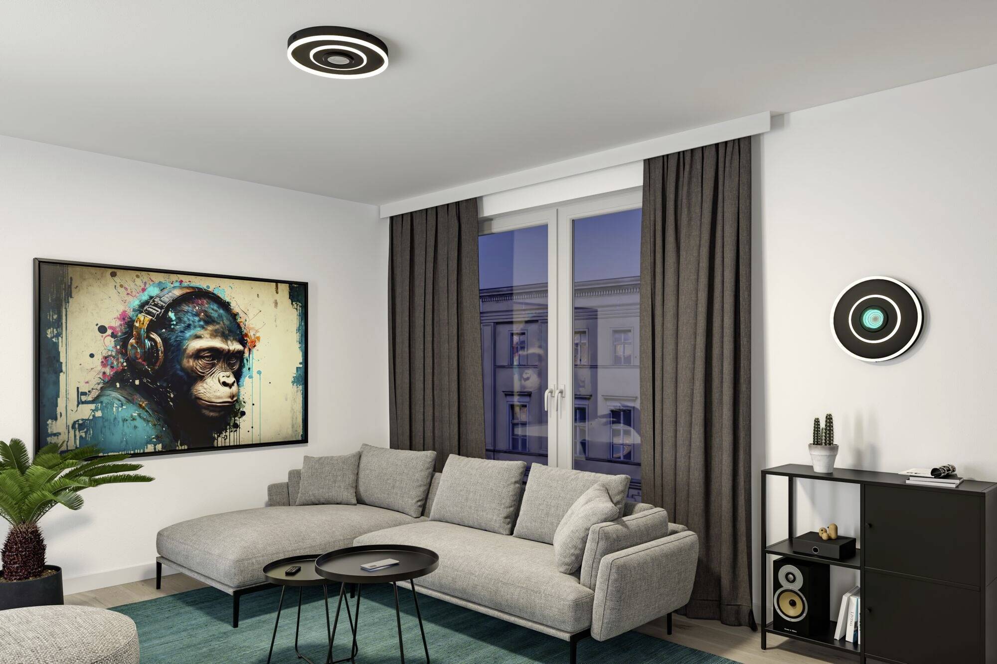 Ein modernes Wohnzimmer mit grauem Sofa, einem Wandbild eines Affen mit Kopfhörern, einem blau-grauen Teppich und stilvollen Lampen.