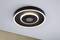 Schwarze Deckenlampe mit kreisförmigem LED-Lichtdesign. Sie strahlt sanftes, gleichmäßiges Licht aus und ist modern im Stil.