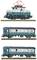 Ein Modellzugset mit Elektrolokomotive und zwei Waggons auf Gleisen, detailliert gestaltet im historischen Stil.