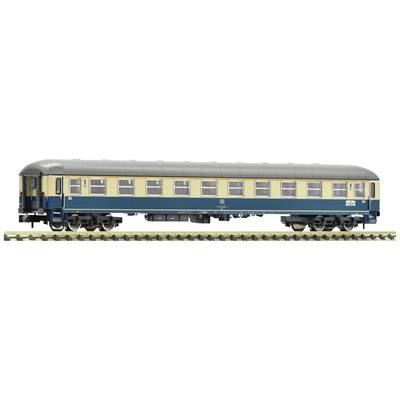Ein Modellzugwagen mit blau-gelber Lackierung steht auf einem Stück Schiene. Er hat viele Fenster und silbernes Dach.