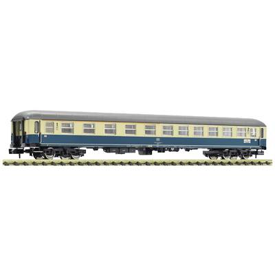 Ein Modell eines klassischen Personenwaggons der Deutschen Bahn in blau-beiger Farbgebung auf einem Gleisabschnitt.