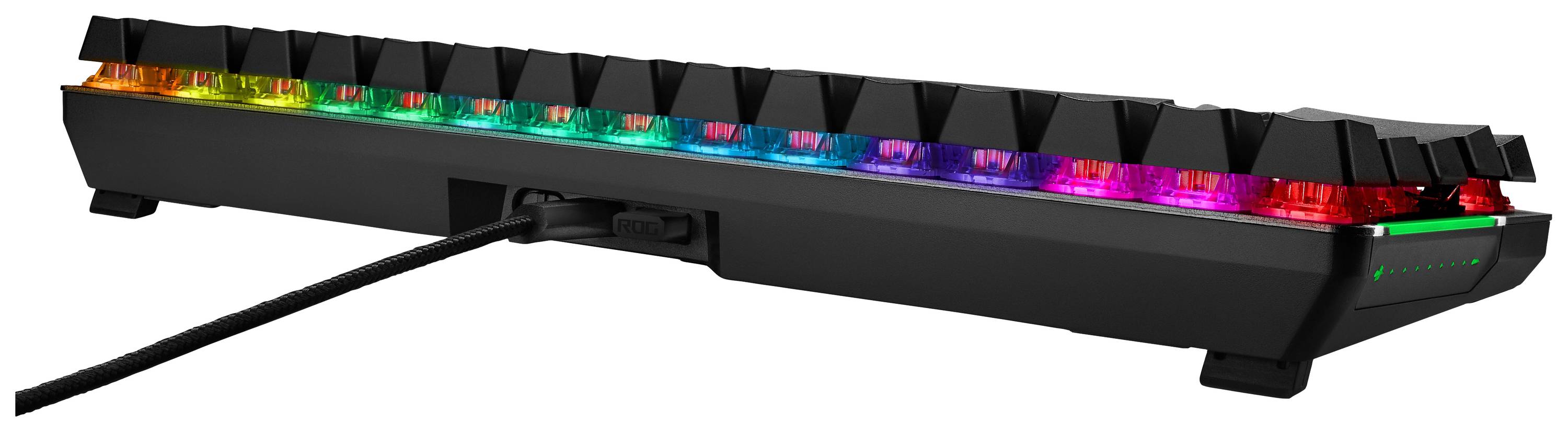 Seitliche Ansicht einer mechanischen Tastatur mit RGB-Hintergrundbeleuchtung; das Kabel ist angeschlossen. Die Tasten heben sich ab.