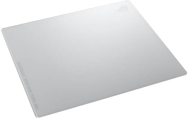 Ein rechteckiges Mauspad in Grau mit einem kleinen Logo oben rechts. In der unteren Ecke steht der Schriftzug 'For Those Who Dare'.