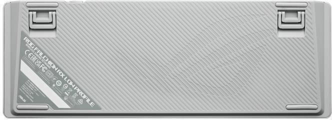 Die Unterseite einer weißen Tastatur mit gestreiftem Muster, hervorgehobenen Gummifüßen und einem rutschfesten Design.