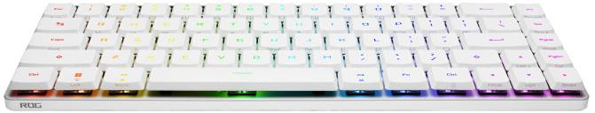 Weiße mechanische Tastatur mit Regenbogen-Hintergrundbeleuchtung, ANSI-Layout. Alle Tasten sind beschriftet und haben klare Umrisse.