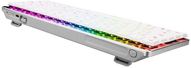 Eine schlanke Tastatur mit weißen Tasten und mehrfarbiger Hintergrundbeleuchtung, die in einem Regenbogenmuster angeordnet ist.