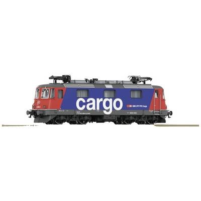 Ein roter und blauer Güterzug mit der Aufschrift 'cargo' und einem Schweizer Wappen auf der Seite, auf den Gleisen stehend.