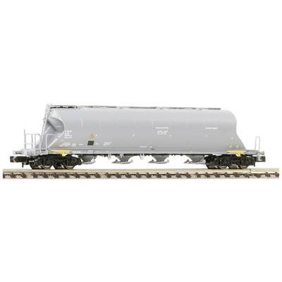 Grauer Güterzugwaggon auf Schienen, seitliche Ansicht. Der Waggon hat einen abgerundeten, geschlossenen Behälter für Transportzwecke.