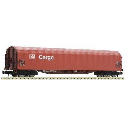 Roter Güterwaggon mit Aufschrift 'DB Cargo' auf Schienen. Der Waggon hat eine geschlossene Struktur und ist für den Transport von Waren geeignet.