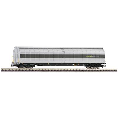 Ein grauer Güterwagen mit geschlossenem Dach, der auf Schienen steht. Aufschrift 'interfrigo'. Der Wagen ist für den Transport von Gütern geeignet.