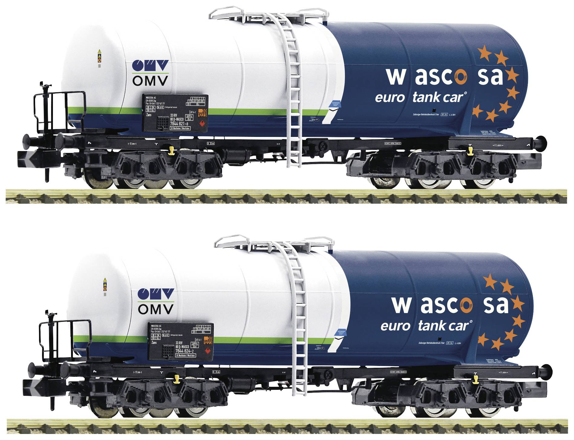 Zwei blaue und weiße Kesselwaggons auf Schienen, jeweils mit Firmenlogos 'OMV' und 'wasco euro tank car'. Treppe führt zur Spitze.