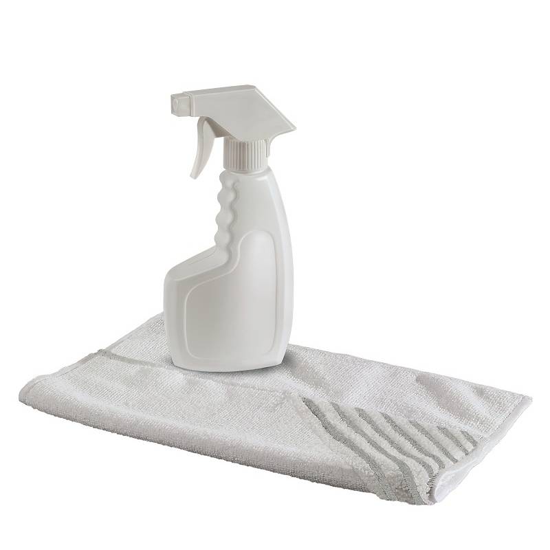 Sprühflasche auf einem weißen Tuch, bereit für die Reinigung.