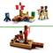 LEGO Minecraft-Set mit einem Floß, einem Oktopus, zwei Figuren und einem Lama. Die Figuren stehen zum Teil auf dem Floß und einem Lama.