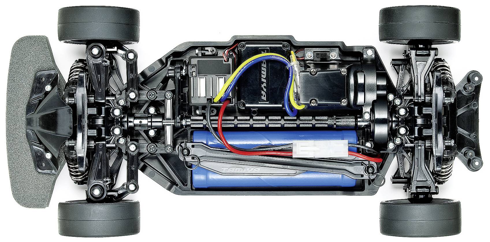 Ferngesteuertes Auto von oben mit sichtbar eingebautem Motor, Akkus und Verkabelung. stellen es auf einer glatten Oberfläche dar.