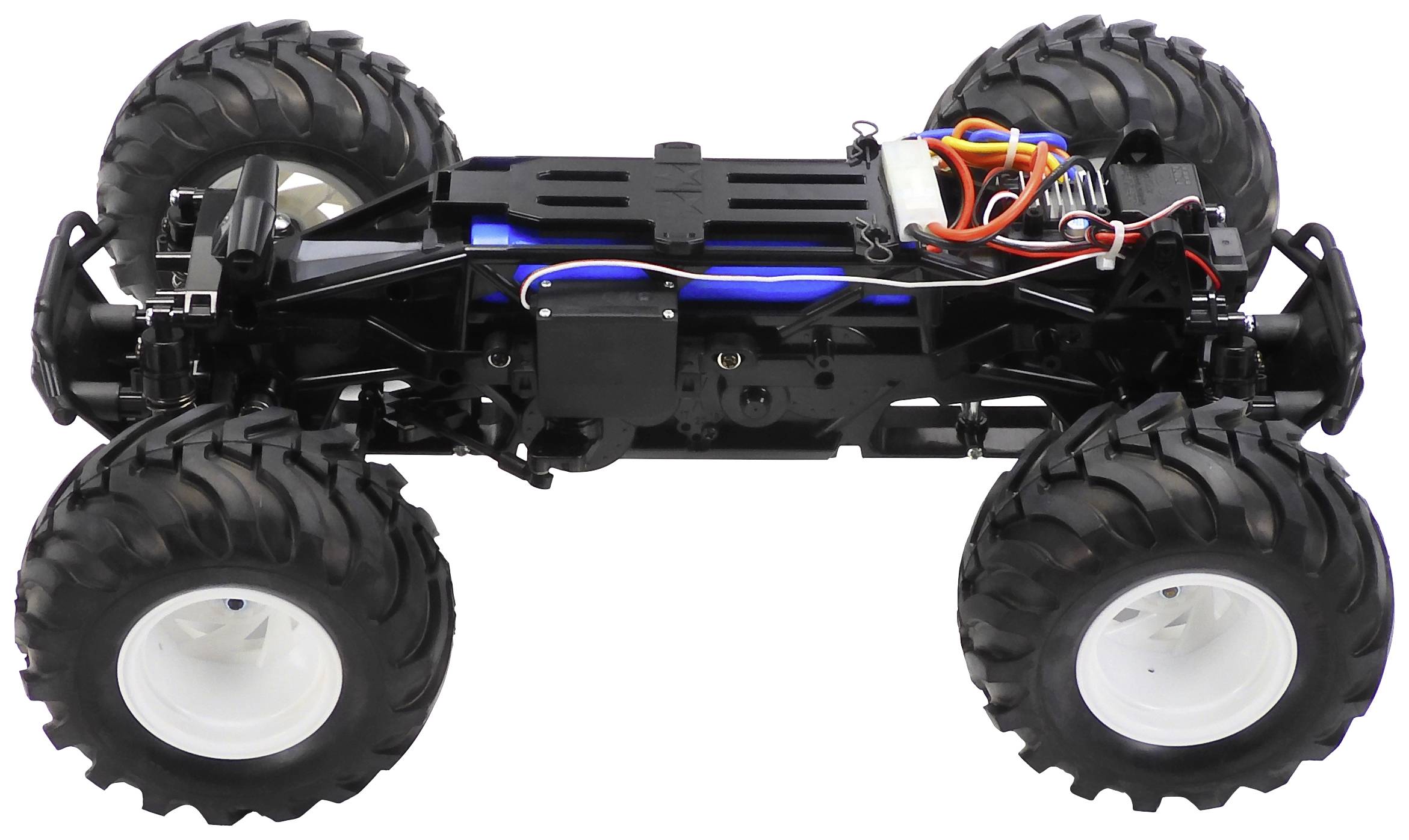 Ein ferngesteuertes Auto-Chassis mit großen Offroad-Reifen, sichtbare Elektronik und Akku auf der Oberseite, geeignet für raues Gelände.