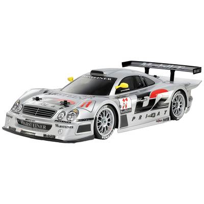 Ein silbernes Rennauto mit auffälligen Aufklebern, großem Heckspoiler und schwarzen Fenstern. Es trägt die Nummer '11'.