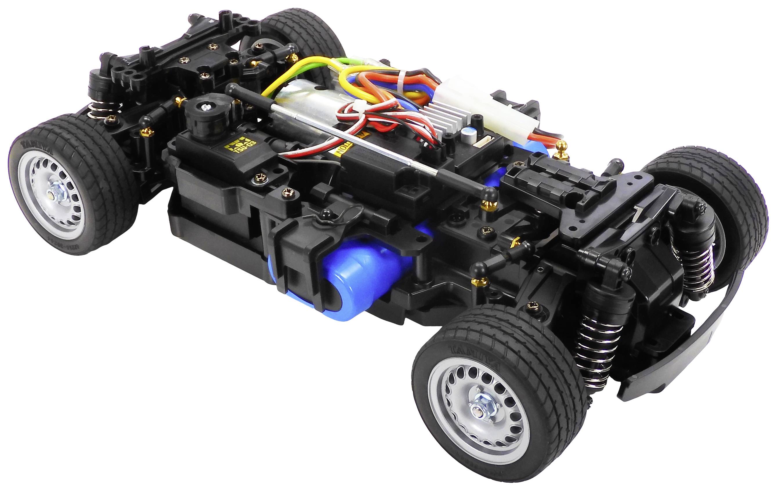 Ein ferngesteuertes Auto-Chassis mit sichtbarem Elektromotor, Rädern und Verkabelung, bereit für weitergehende Modifikationen oder Aufbauten.