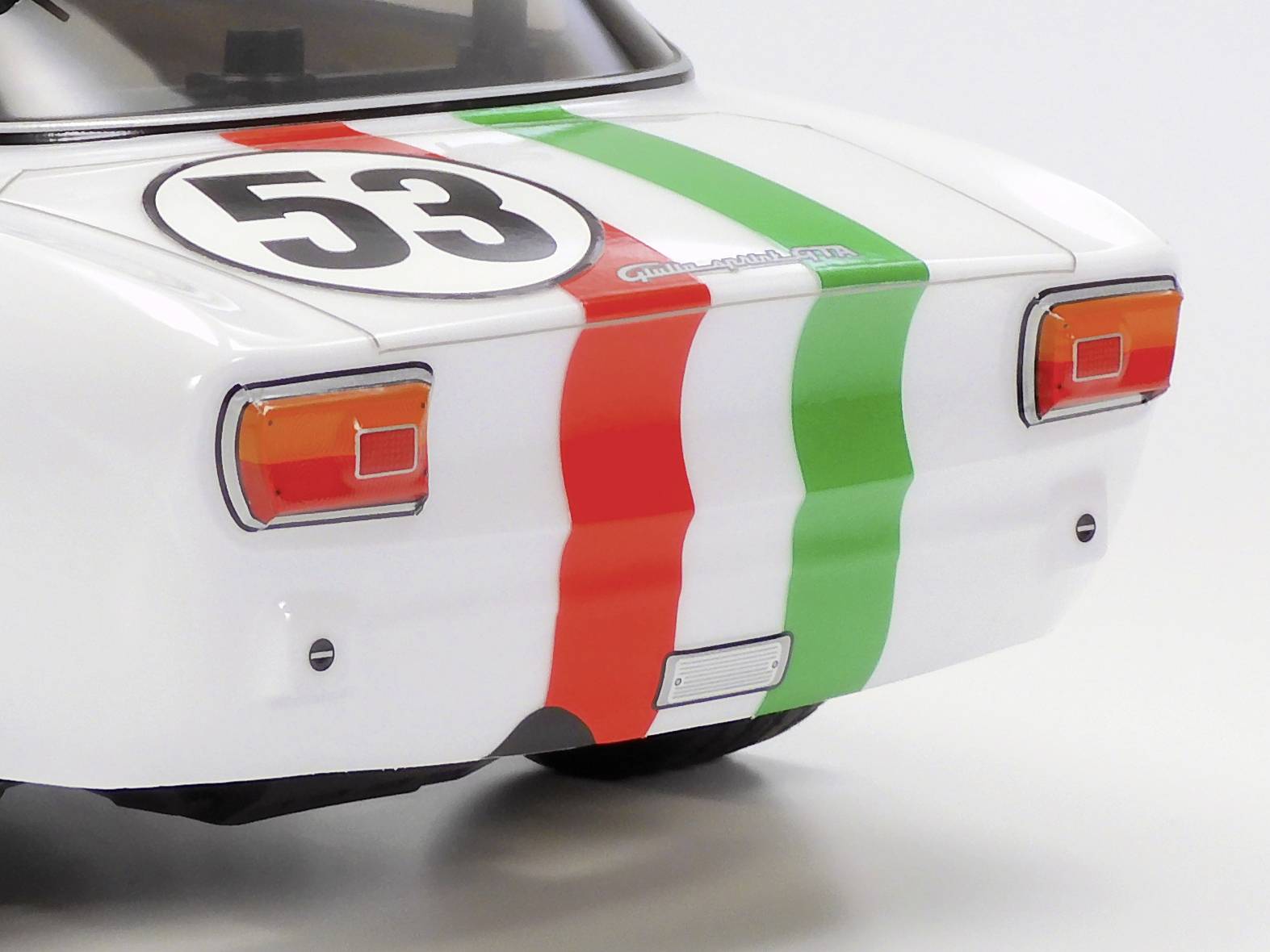 Rückansicht eines weißen Autos mit Rennstreifen in Rot und Grün und der Nummer '53', inspiriert von historischem Motorsportdesign.
