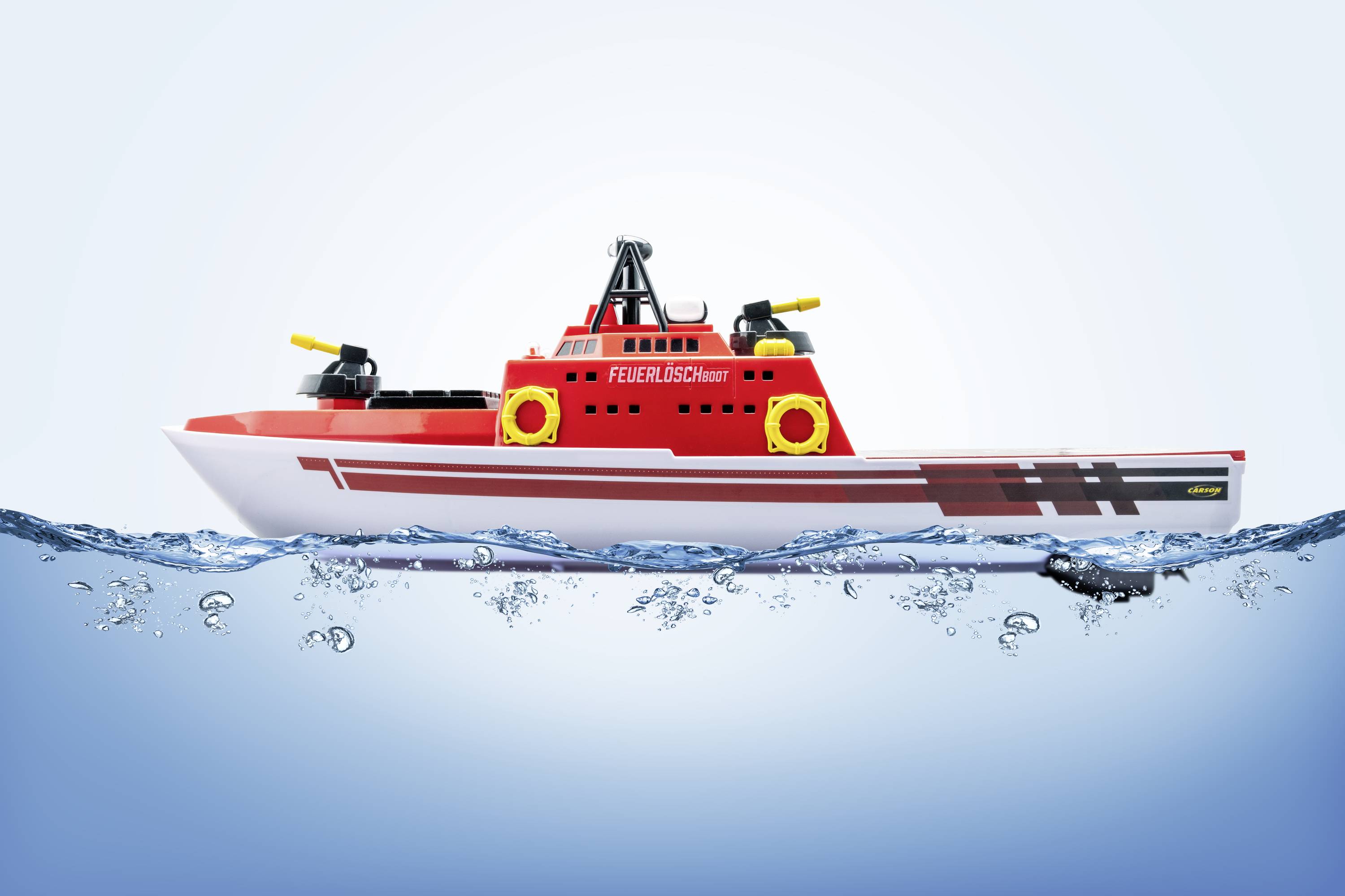 Ein rotes Feuerlöschboot-Modell auf Wasser, mit gelben Kanonen und 'Feuerlöschboot'-Schriftzug, dargestellt im Spielzeugdesign.