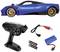 Spielzeug-Rennwagen-Set mit blauem Modellauto, Fernbedienung, Batterien und Ladegerät. Hauptthema: Spielzeugauto mit Zubehör.