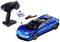 Blaues ferngesteuertes Auto mit goldenen Felgen und eine schwarze Fernbedienung. Ein Akku und ein USB-Ladekabel liegen daneben.