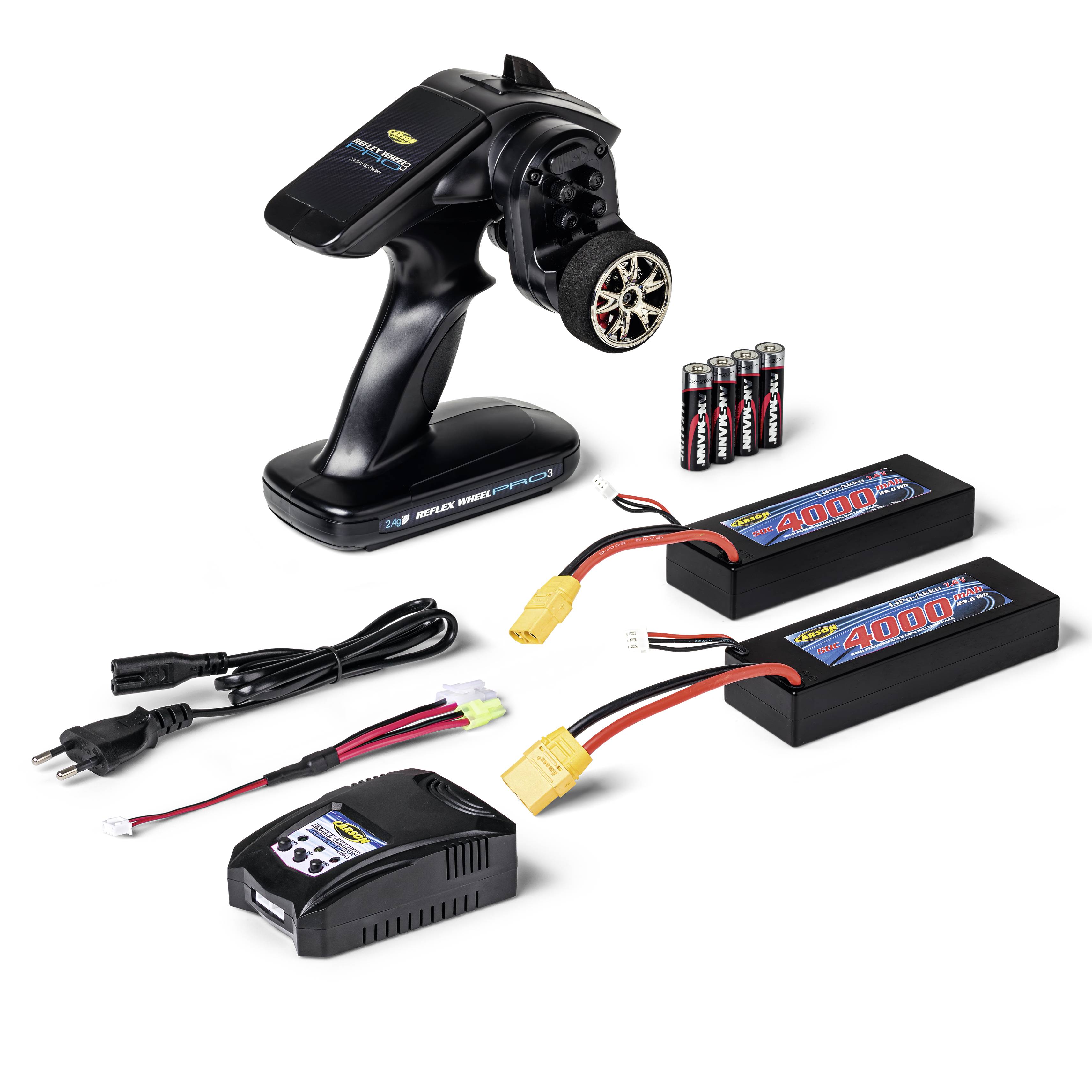 Fernsteuerung mit Display, zwei Akkus, Batterien, Ladegerät und Kabel für Modellauto.