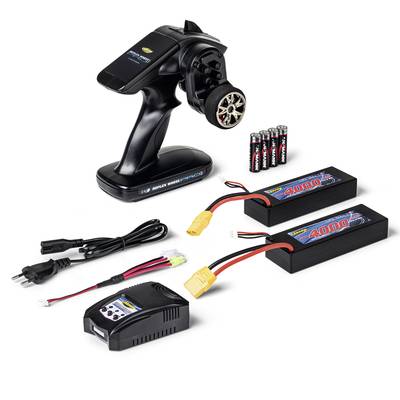 Fernsteuerung mit Display, zwei Akkus, Batterien, Ladegerät und Kabel für Modellauto.