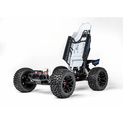 Ferngesteuertes Modellauto-Chassis mit großen Offroad-Reifen und einem angedeuteten Fahrersitz in weiß. Keine Karosserie oder Motorhaube sichtbar.