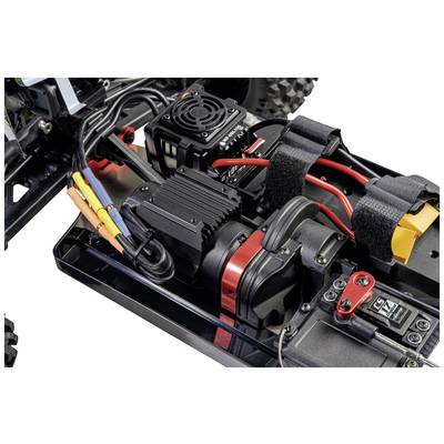 Nahaufnahme eines ferngesteuerten Auto-Chassis mit Kabeln, elektrischen Komponenten und einem schwarzen Kühlkörper.