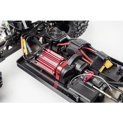 Nahaufnahme eines ferngesteuerten Autos, das den Motor, die Verkabelung und andere technische Komponenten zeigt.