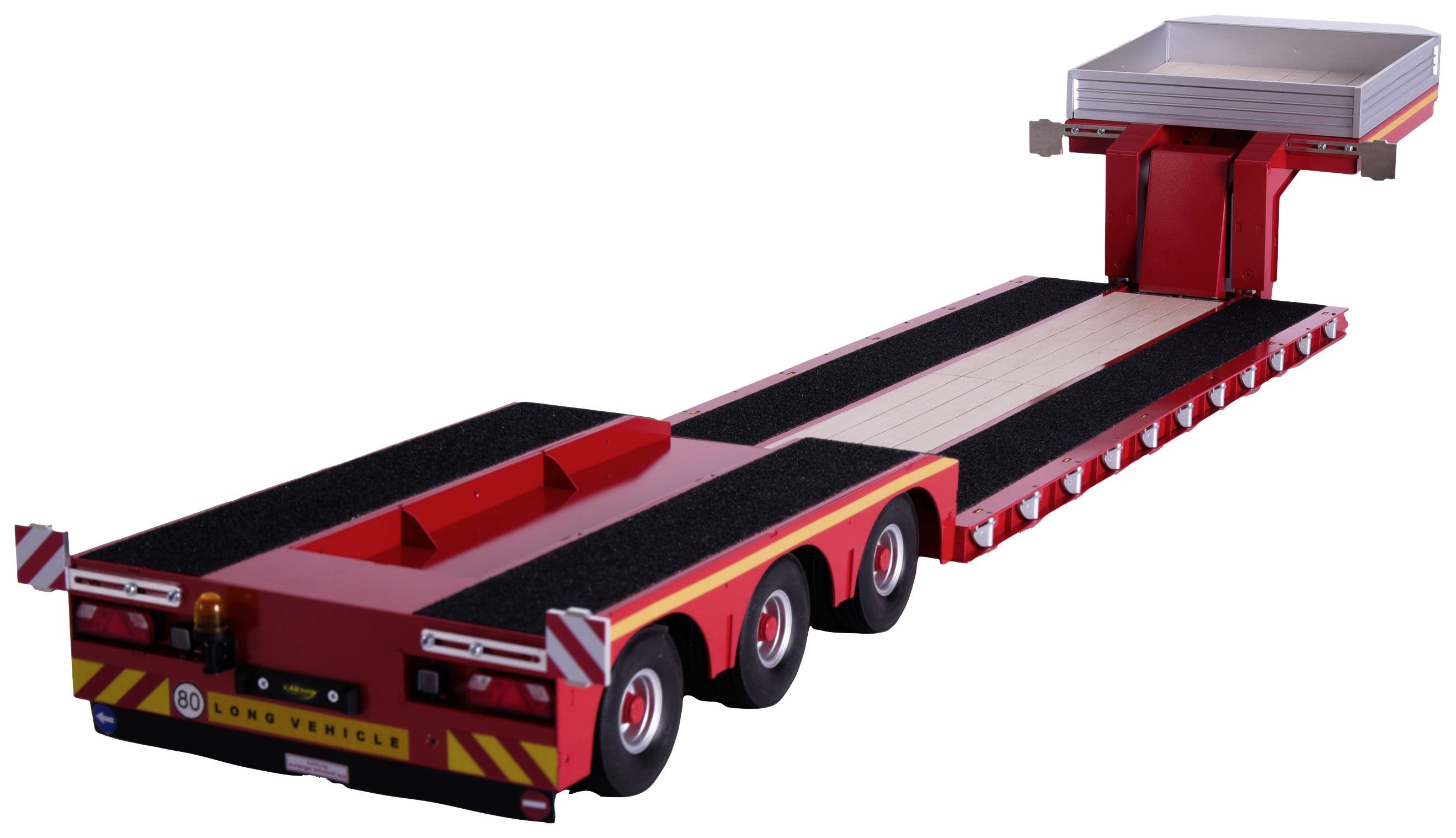 Ein roter Schwerlastanhänger mit drei Achsen. Das Chassis ist verstärkt und der Anhänger hat 'Lang Fahrzeug'-Kennzeichnung hinten.